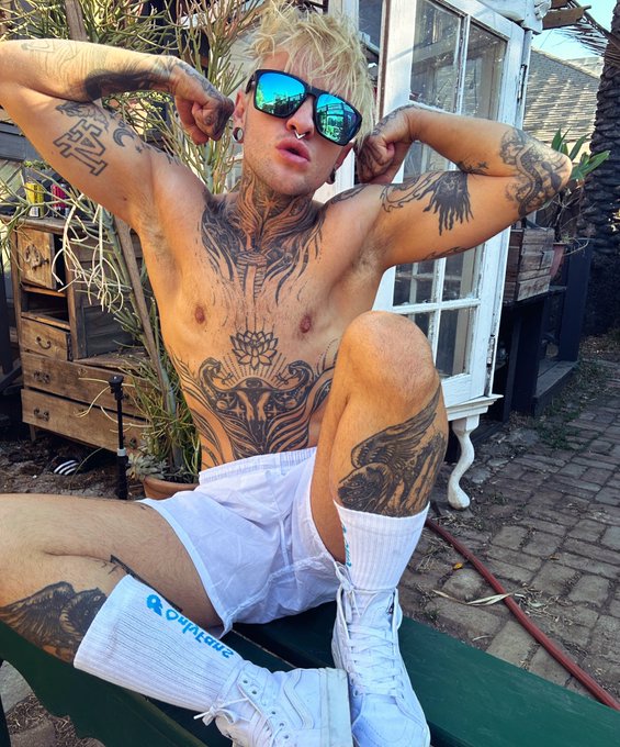 1 pic. Boy // Pu$$y ? https://t.co/p51zdtFDv0