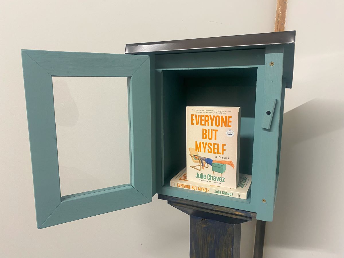 Don't forget! Our friends at @ZibbyBooks are giving away 100 copies of EVERYONE BUT MYSELF by Julie Chavez to lucky stewards in the U.S.! The author shares her experience as a school librarian & mother of two grappling with a mental health crisis. lflib.org/3N6Simc