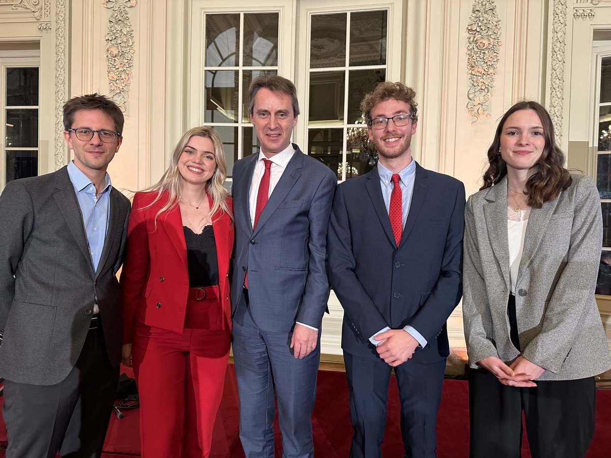 Bravo à toutes et tous les lauréats de la <a href="/Belgodyssee/">Belgodyssee</a>, reçu par SM le Roi au Château de Laeken pour la remise des prix. Félicitations en particulier à <a href="/SarahLepage1800/">Sarah Lepage</a> <a href="/caro_vda_25/">𝐂𝐚𝐫𝐨𝐥𝐢𝐧𝐞 𝐕𝐚𝐧𝐝𝐞𝐧𝐚𝐛𝐞𝐞𝐥𝐞</a> et Aymeric Debongnie, lauréats de l'<a href="/EjL_ORM/">EjL-ORM (@UCLouvain)</a> à l'@UCLouvain_be !