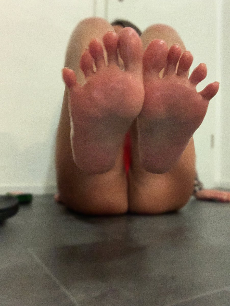 OrientQueen_1's tweet photo. RT 🔁 wenn du gerne meine Füße im Gesicht hättest 

Geldherrin Zahlsklave Findom Geldsklave Zahlschwein Goddess Füße femdom paypig mistress finsub göttin Spitting spitfetish https://t.co/mESOGqrmJ0