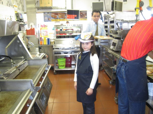 analuvaldezp's tweet photo. dato curioso sobre mi:
una vez le pedi de cumpleaños a mis papas trabajar por un dia en el mcdonalds https://t.co/PIDlctHrW1