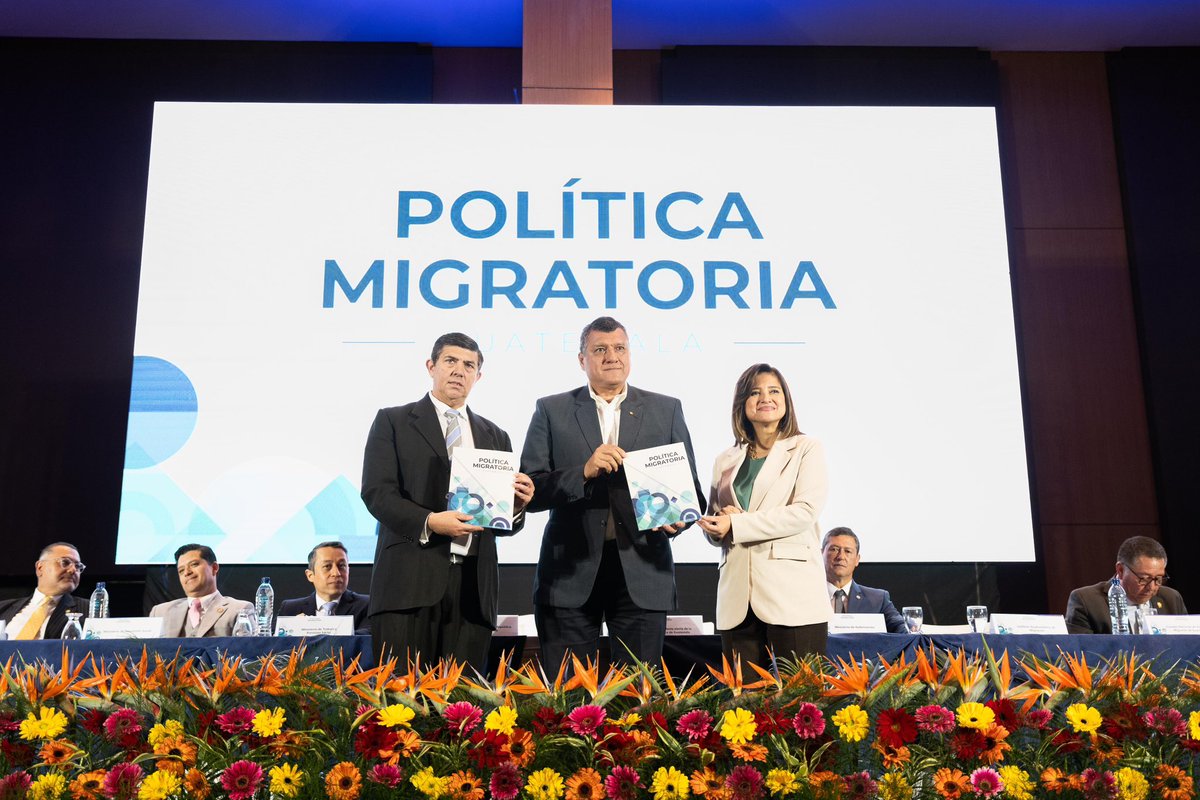 ¡Que la migración sea una opción pero no la única opción! 

Hoy en el #DíadelMigrante refuerzo mi compromiso con el desarrollo integral para todas y todos. Así mismo, brindar como futura autoridad migratoria el apoyo para todos los guatemaltecos en cualquier parte del mundo.