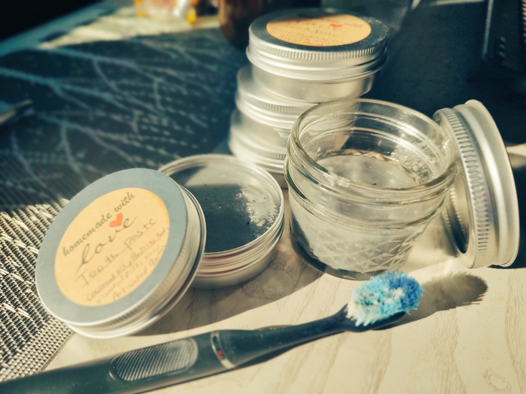 #diy #toothpaste 
- coconut oil
- baking soda
- (#homemade) activated charcoal
- honey
- essential oils 
- Xanthum Gum cornstarch
#homestead #selfsufficient #healthyme #apothecary