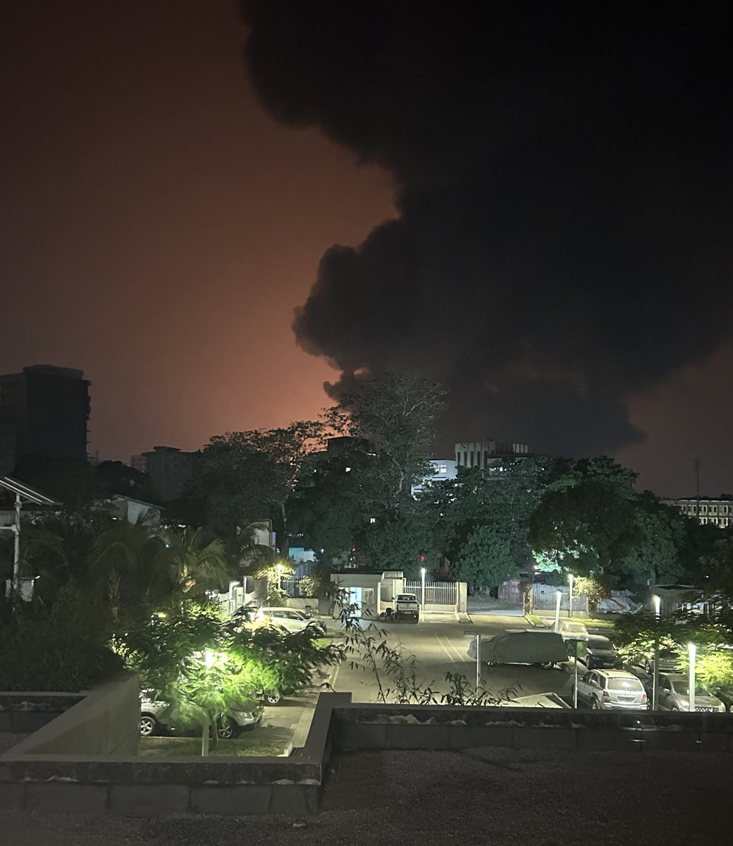 Still burning in Kaloum nearly 23 hours later bbc.com/news/world-afr…