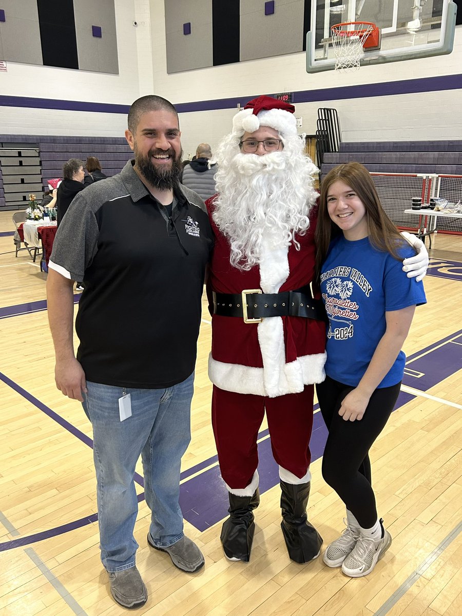 Thanks to everyone who came out to our 3rd Annual Student Made Holiday Market over the weekend! We had a blast helping everyone find some unique #studentmade 🎁 for their family & friends this holiday season! @RWScholars @BHSActivities @BhsGifted @BWSDSTEAM @BWStdentService