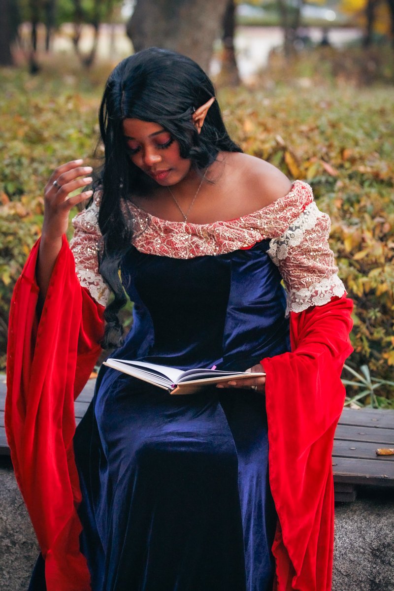 What is Arwen reading for the 20th  Anniversary of ROTK ??? 
I love this shot 🥲 
#LOTR20 #LordOfTheRings20th #returnoftheking #lotr #arwenundomiel #cosplay #lotrcosplay