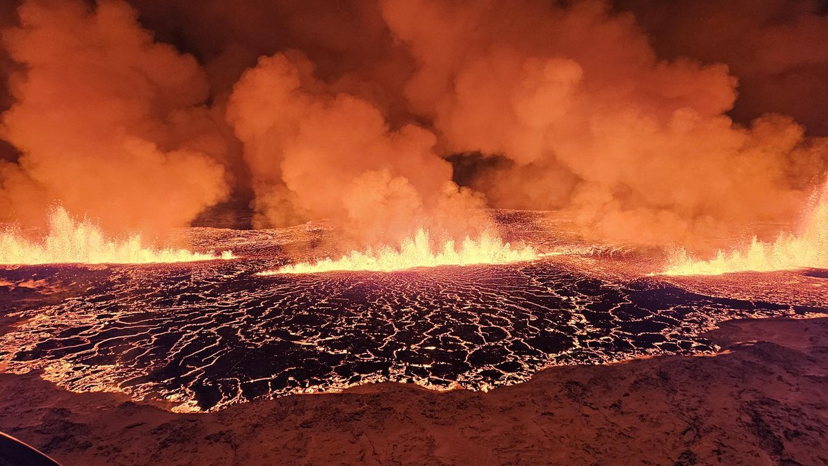 An eruption has started on the Reykjanes peninsula. The eruption is located about 3 km north of Grindavik. The eruption began at 22.17 following the earthquake swarm that started around 21:00. en.vedur.is/about-imo/news…