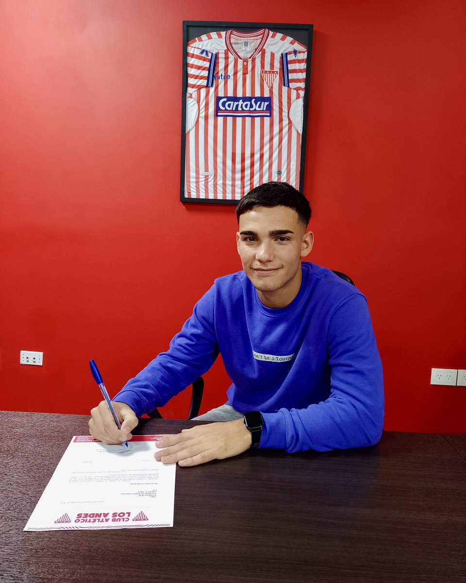 clublosandes's tweet photo. VAMOS LOS PIBES 💪⚽️

Matías Benardoni firmó su primer contrato y se convirtió en jugador profesional. El defensor categoría 2003, que está en el club desde los 5 años, selló su vínculo por 3 años ✍️

Otro juvenil de Villa Albertina que cumple el sueño de llegar a primera 🤩 https://t.co/PoK9AX6q00