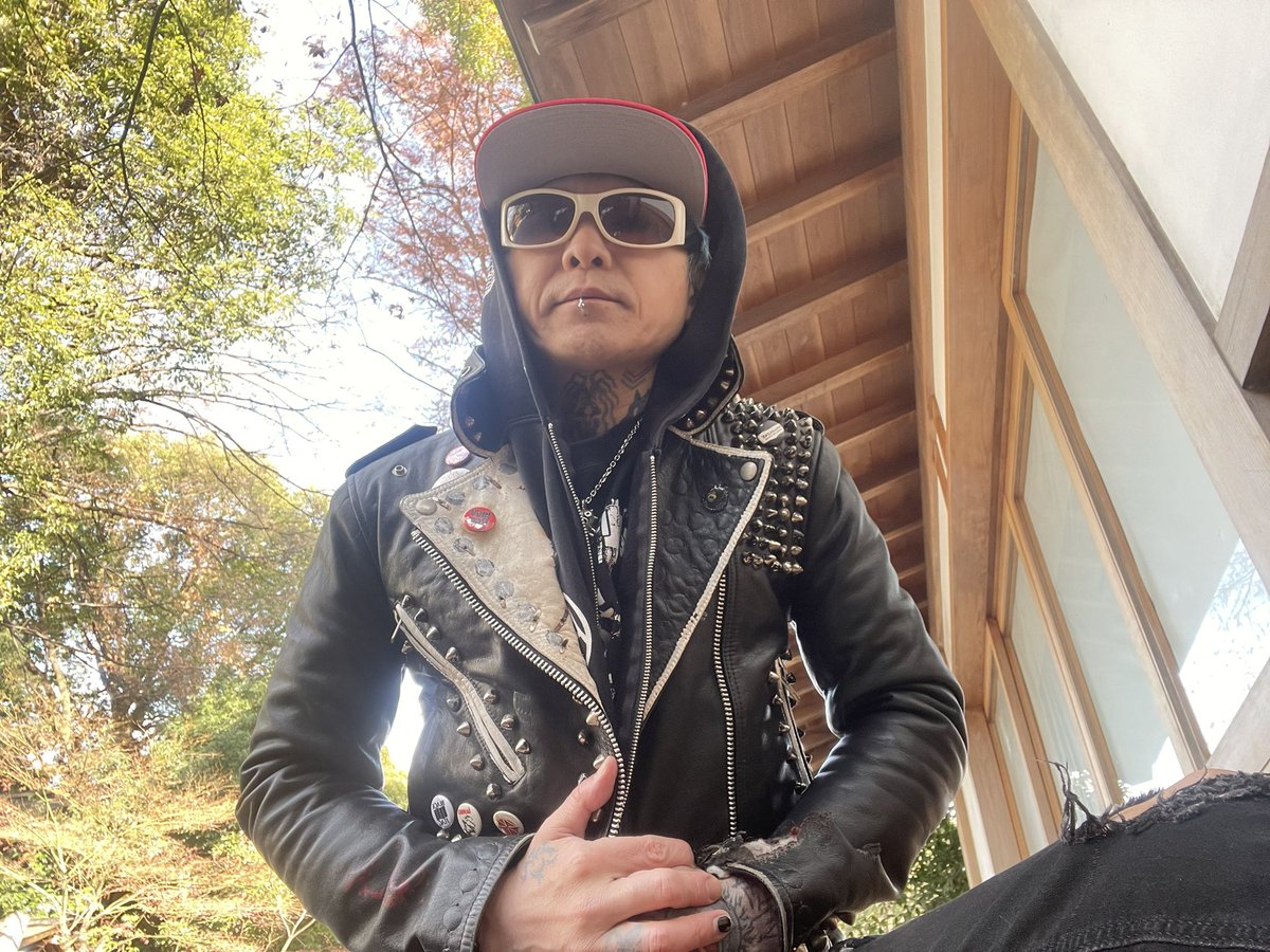 大変お騒がせしました鋲ジャンですが、SNSを見てくださった方が目撃情報をくださって、公的機関をたらい回しにされていたことが判明し確認までに少し時間がかかってしまったのですが先ほど無事に手元に戻ってきました！
気にかけてくださった総ての皆さまに感謝しております。ありがとうございました！