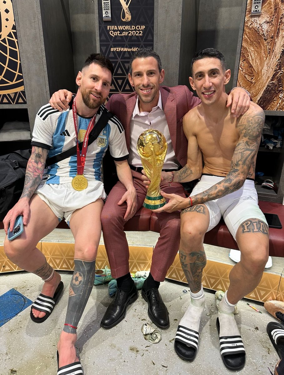 MR11ok's tweet photo. Se cumple 1 año que fuimos campeones del mundo, un equipo que nos hizo gritar de alegría! 
El traje de la cábala también cumple 1 año 🙌🤣 
@Argentina @FIFAWorldCup https://t.co/Le2WG6mOn7