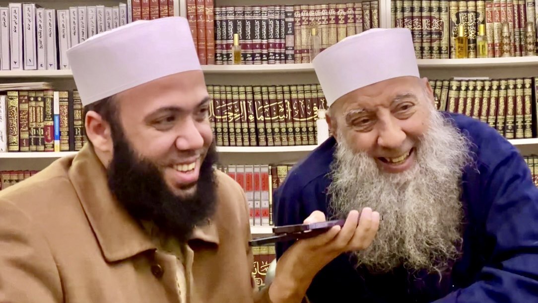 شرفٌ عظيمٌ أن يكُون لي أبٌ مثل هذا العلَم، ومسؤوليةٌ كبيرةٌ أيضًا تلك التي قبعَت على كتفِ طفلٍ صغيرٍ يرى الناسَ يرمقونَه بأبصارهِم في الذّهاب والإياب، فلا يدري لوهلة هل لهذه البنوة فضل عليه، أم هي قيدٌ عليه!
وما جعلني أُقدِّر هذين المعنيين فلا أُغلّبُ أحدهما على الآخر هو: التنشئة