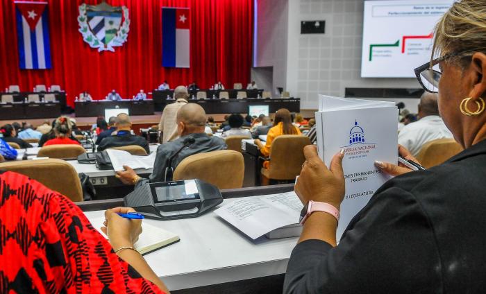 Las comisiones permanentes de trabajo de la Asamblea Nacional del Poder Popular sesionan hoy y mañana, previo al Segundo Periodo Ordinario de Sesiones del Parlamento, en su X Legislatura, convocado a partir del 20 de diciembre. #CubaLegisla #PoderPopular