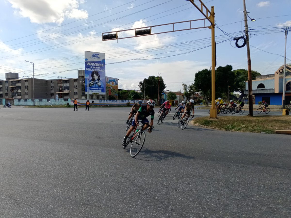 Desde la av. Universidad el C/G Delfin Reverón junto a funcionarios y (as) de la @PNBVzla y los distintos clubes de ciclismo, llevaron a cabo el Clásico Ciclistico Copa Universidad Bicentenaria de Aragua en honor al XIV Aniversario de la @PNBVzla.
#LaVenezuelaBella #18Dic