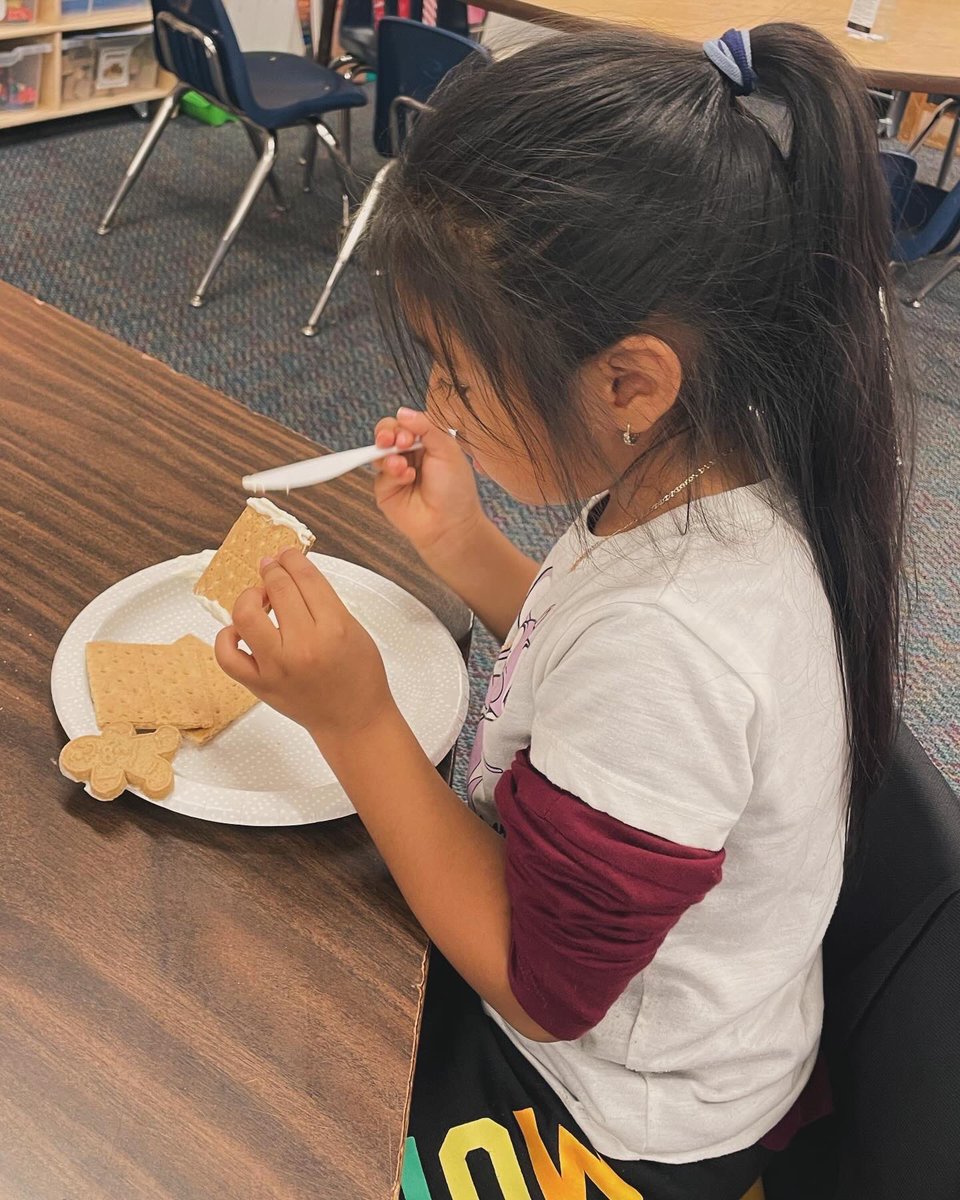 Gingerbread house day! So much candy, icing, and fun #kindergartenrocks @RandolphStars