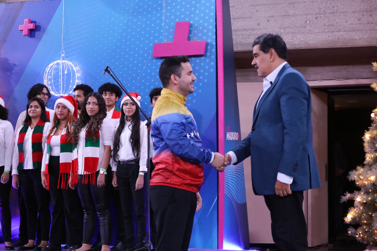 En “Con Maduro +” tuve el placer de recibir a esta hermosa juventud venezolana, son: músicos, deportistas, estudiantes, emprendedores, piloto Wayuu, lideresas sociales, que fueron premiados en la segunda Expo Juventud y Deportes Venezuela 2023. Merecen el reconocimiento y