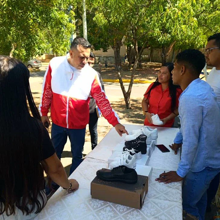 A través del programa “Emprender Juntos”, se llevó a cabo una jornada de venta de calzados para los trabajadores del sector salud y sus familiares, en las instalaciones del hospital de Coro, Dr. Alfredo Van Grieken.
