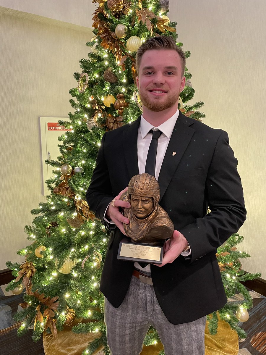 Congratulations to senior RB Brady Klein for being honored with the D2/D3 Swede Nelson Award by the Gridiron Club of Greater Boston! 🏆 #RollTech🦫📚🏈