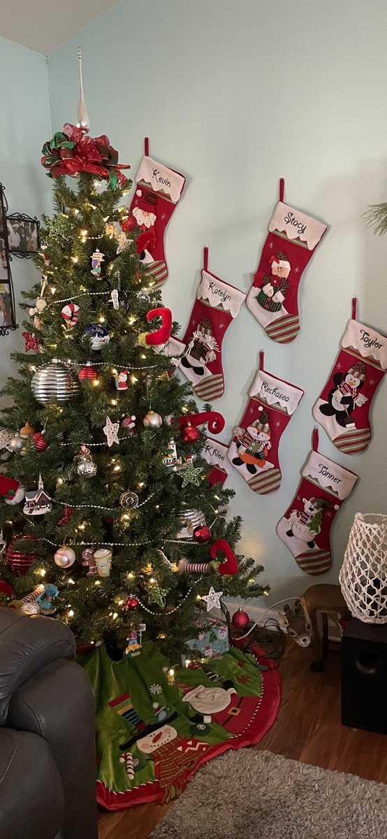 Proud of my Fam 
<a href="/TannerLallmann/">Tanner Lallmann</a> <a href="/TLallmann/">Taylor Watson</a> <a href="/KKKKATELYN_14/">Katelyn Downing</a> 
Merry Christmas to everyone