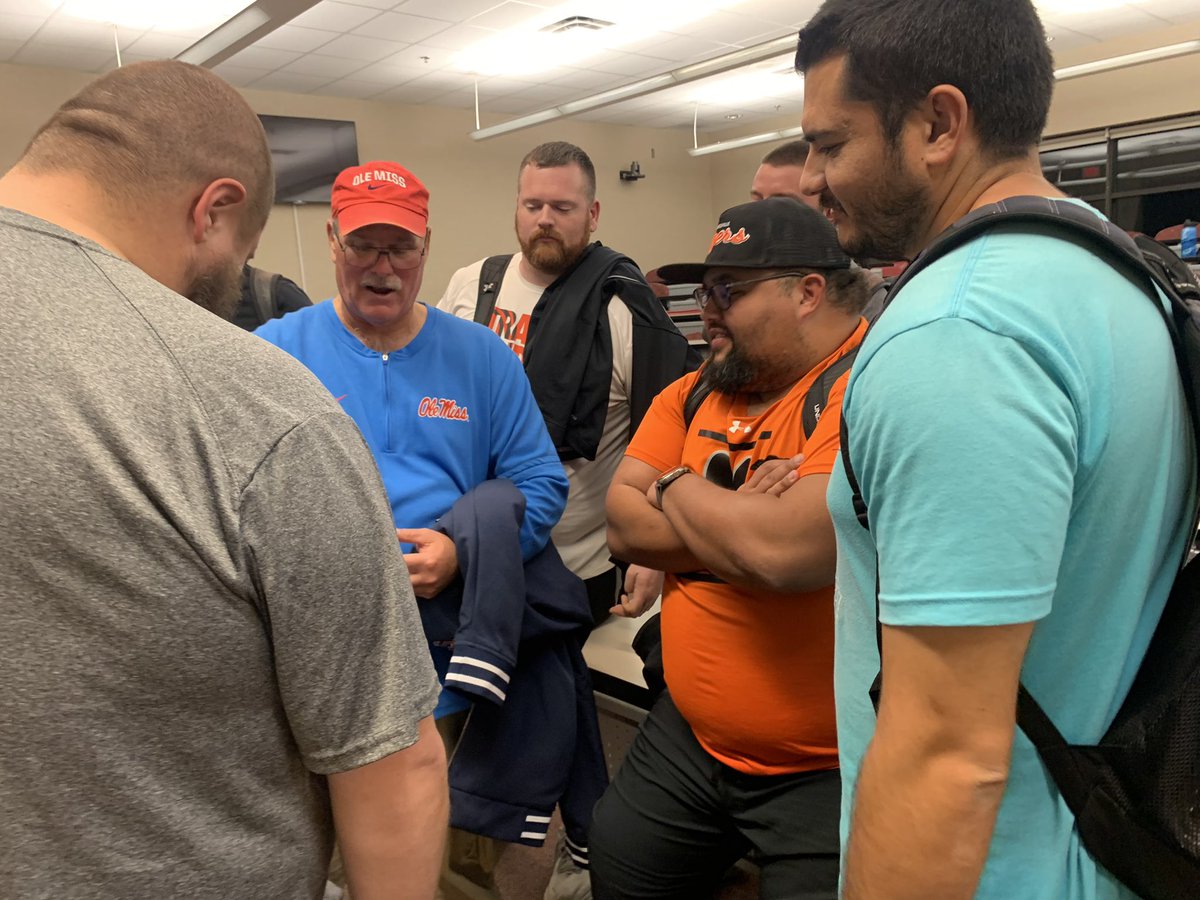 universalthreaux tweet media