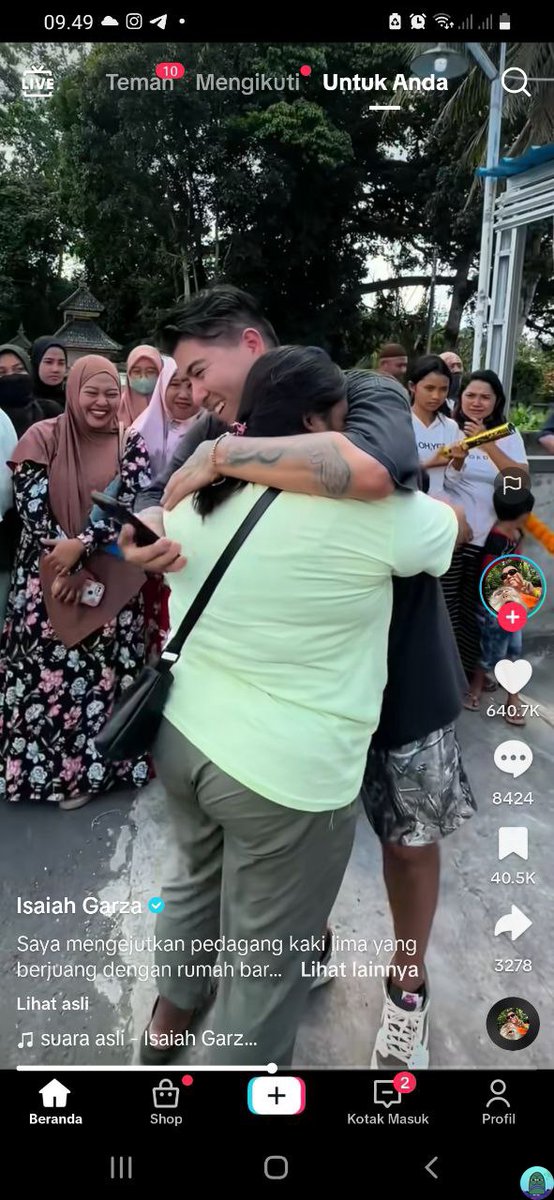 💚 mas mas bule ngasih rumah sama uang 155jt ke mba pedagang donat ini krna mba nya kasih donat gratis ke mas bule🥹