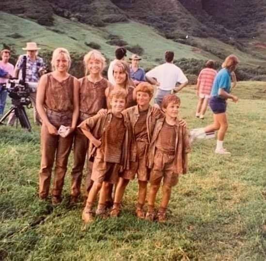 _
#CapsulaHistorica

Sabían que;

Para el rodaje de Jurassic Park en 1991,
—Los niños tenían 2 dobles de cada uno, por si se los comía un dinosaurio.... 🤭