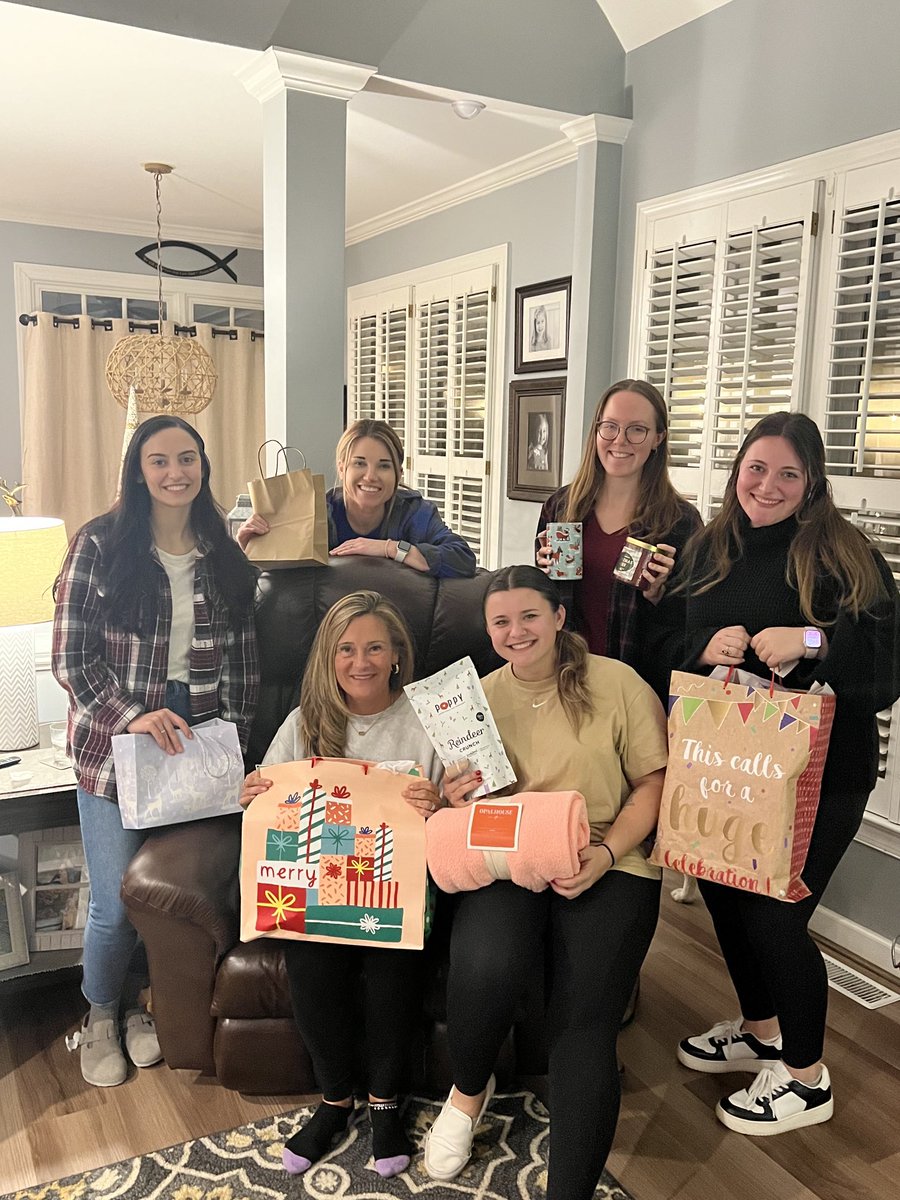 Tis the season for great teammates and even greater friendships❤️ ⁦<a href="/WhiteOakElem/">White Oak Elementary</a>⁩ ⁦<a href="/BigBlueNC2014/">Kevin Boynton</a>⁩ ⁦<a href="/SwaimRobin/">White Oak Principal</a>⁩