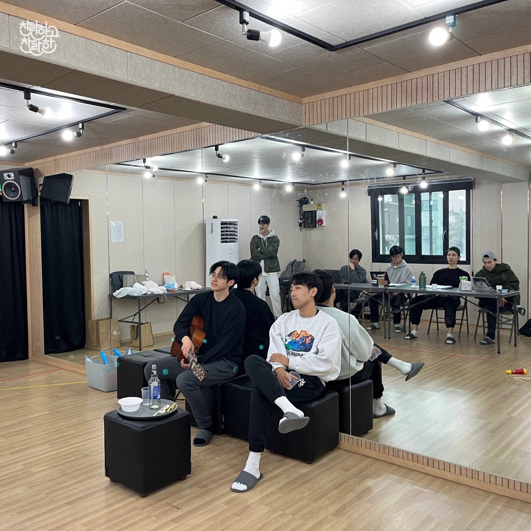 ramstage2023's tweet image. #연극 #찬란하고찬란한
“지금은요? 지금은 어디 있습니까?” 📝

연습실 스케치 사진 공개📷

2024.1.19(금) ~ 3.31(일)
JS아트홀