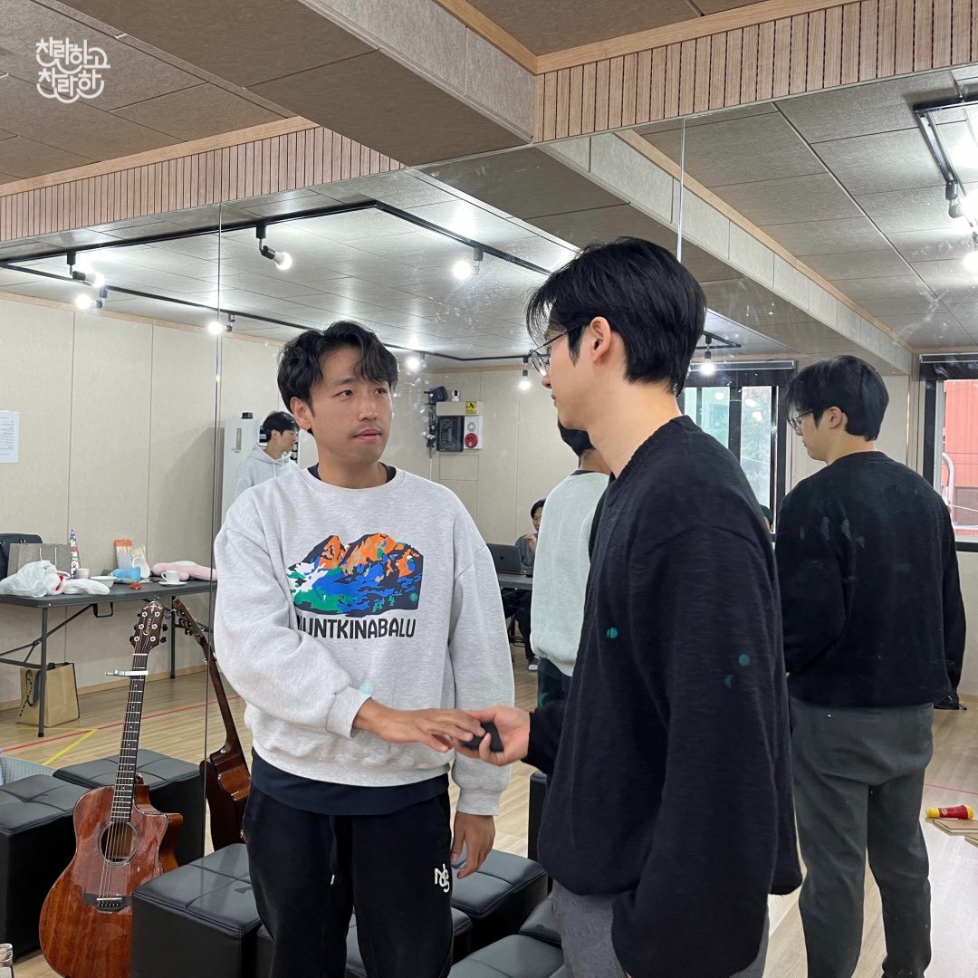 ramstage2023's tweet image. #연극 #찬란하고찬란한
“지금은요? 지금은 어디 있습니까?” 📝

연습실 스케치 사진 공개📷

2024.1.19(금) ~ 3.31(일)
JS아트홀