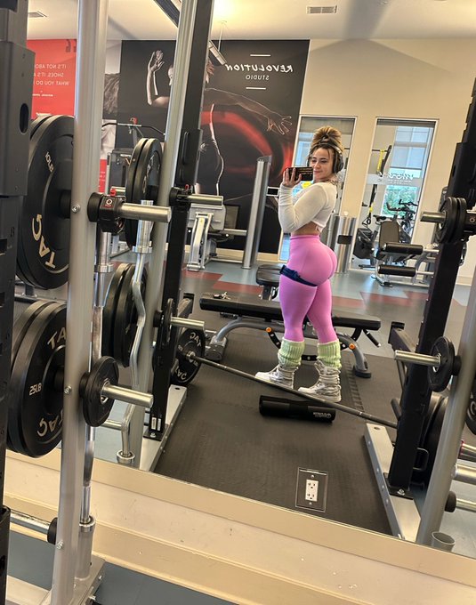 What did you hit at the gym today?! Leg day for me 💪🏻🍑 https://t.co/s9Sf5XNgHq