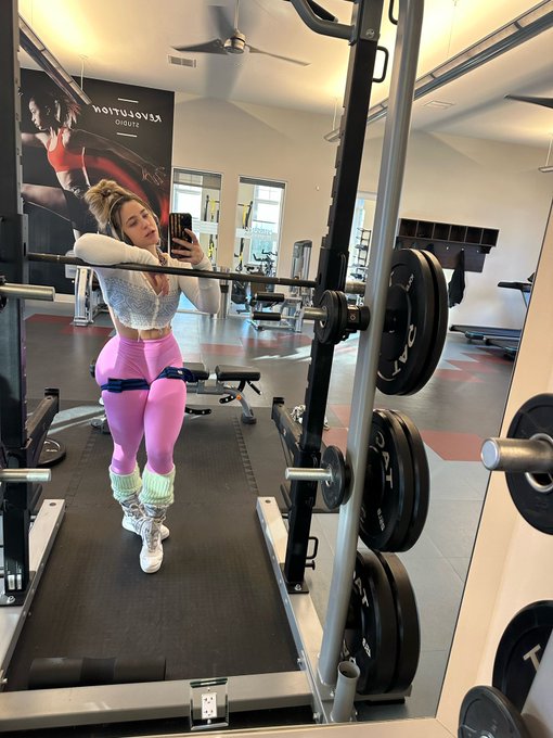 What did you hit at the gym today?! Leg day for me 💪🏻🍑 https://t.co/s9Sf5XNgHq