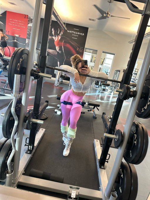 What did you hit at the gym today?! Leg day for me 💪🏻🍑 https://t.co/s9Sf5XNgHq