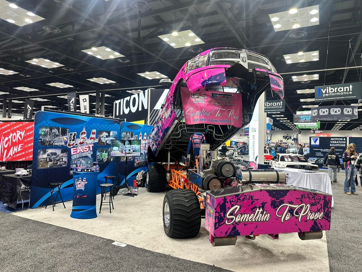 🌟 At #PRI2023, it showcases Jayden Litman's standout Diesel 4x4 Truck. Bold and powerful, a head-turner! 🚚
Nearby, comfy seats invite visitors to chat🛋️ 

And don't miss our monitor-table display stand:  eastern-signs.com/monitor-table-…

Credit: IG / @fullpullproductions

#TradeShowTips