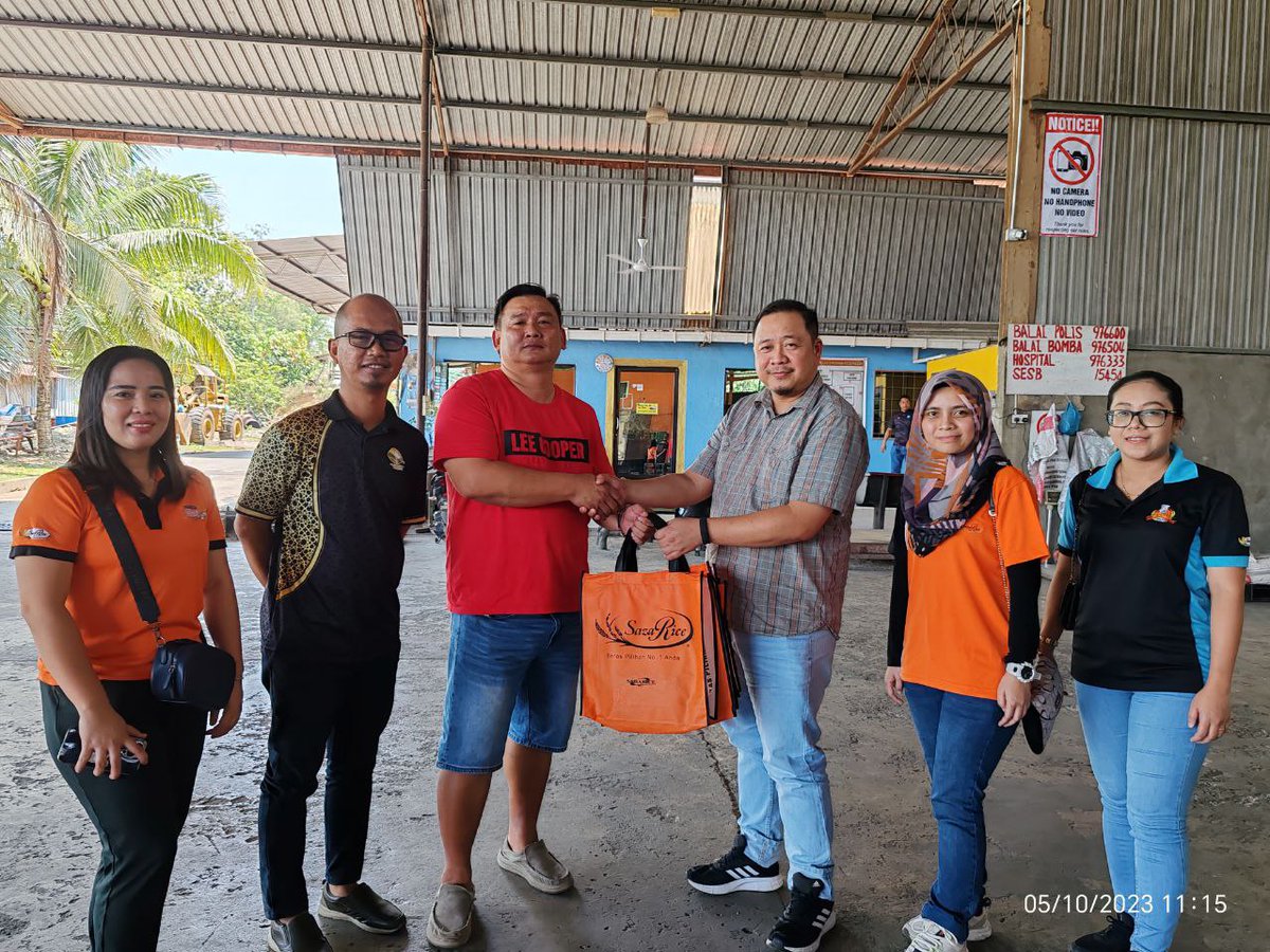 BernasOfficial's tweet photo. Pihak Unit Operasi Ladang BERNAS Sabah mengiringi Syarikat Sazarice membuat lawatan ke Kilang Padi Sri Sino dan Kilang Padi Sri Dusun yang telah dilantik sebagai pusat belian padi SMART SBB.
#BERNAS #SMARTSBB https://t.co/gw9K3vgGrq