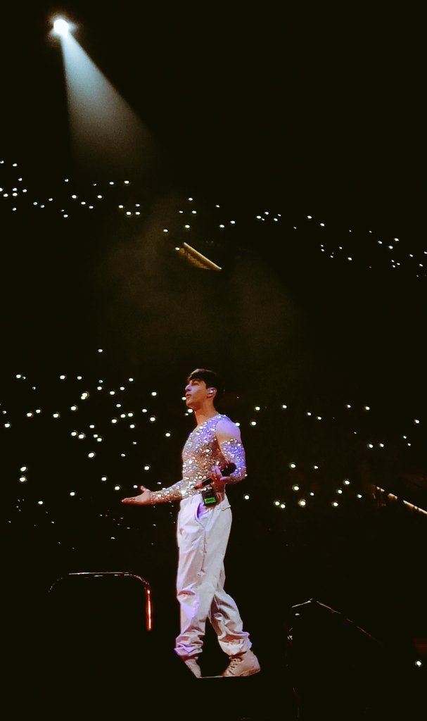 me pongo a ver fotos y videos del show y me dan ganas de llorar, es increíble lo de este pibe