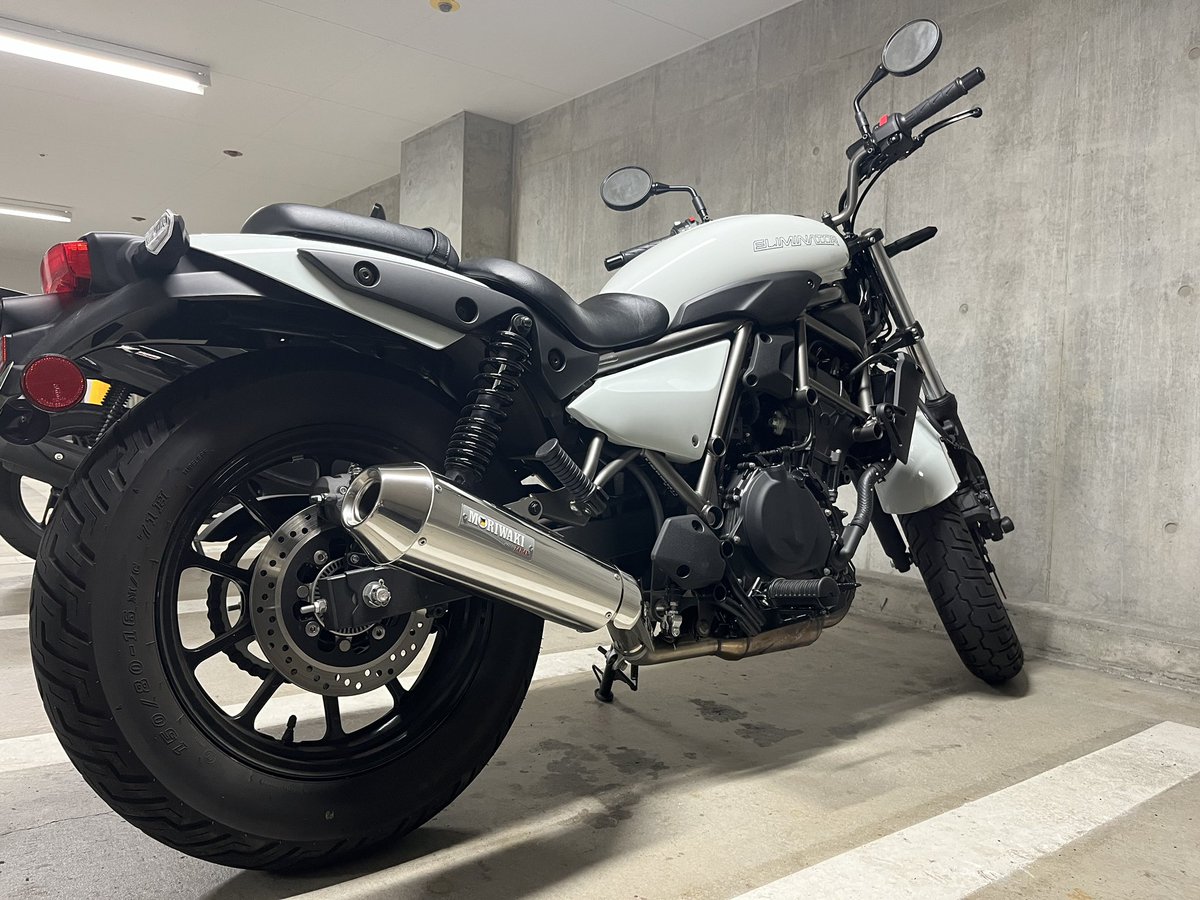 Whiteelimi's tweet photo. ホワイト✖️シルバー似合ってよかった🏍️

モリワキNEO CLASSICサイレ���サー
音は少し大きいですがシンプルなデザインで好きです😊

#エリミネーター
#Kawasaki 
#モリワキ
#バイク https://t.co/nRz1p3bC64