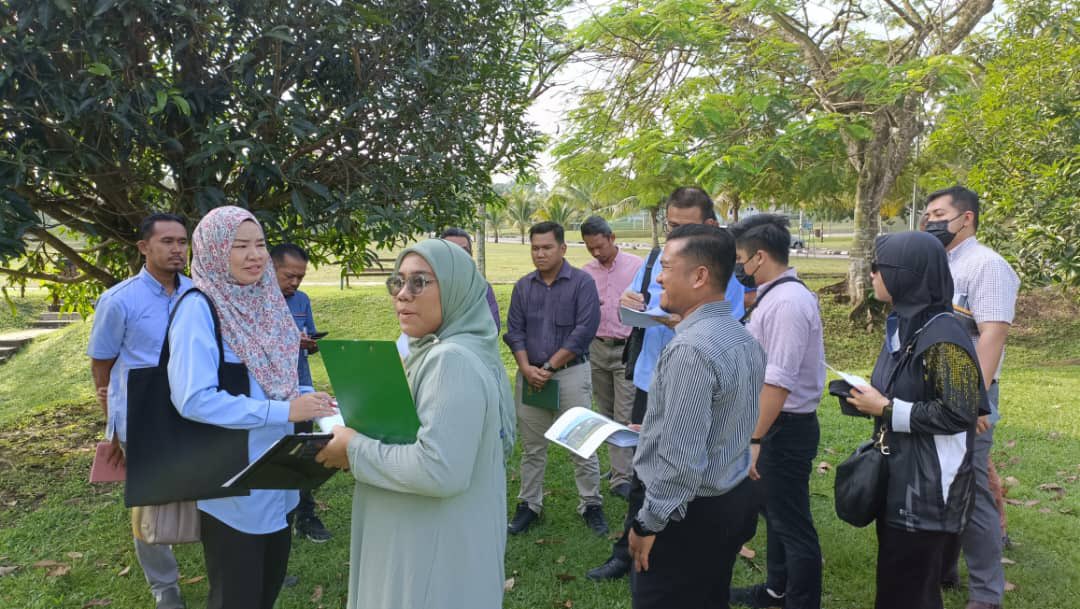 Lawatan Tapak Pembinaan Pusat Sukan di Institut Latihan Islam Malaysia(ILIM), Bangi turut dihadiri Arkitek Penguasa  Ar. Wan Mohammad Norshah bin Abdul Satar bersama pasukan projek dari Bahagian Arkitek.