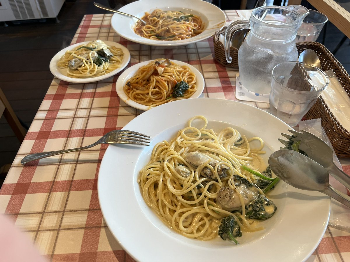 409agix's tweet photo. 今日はお店で牡蠣のクリームパスタを食べた。（奥は色々キノコのトマトパスタ） https://t.co/J7dPKxrjgO