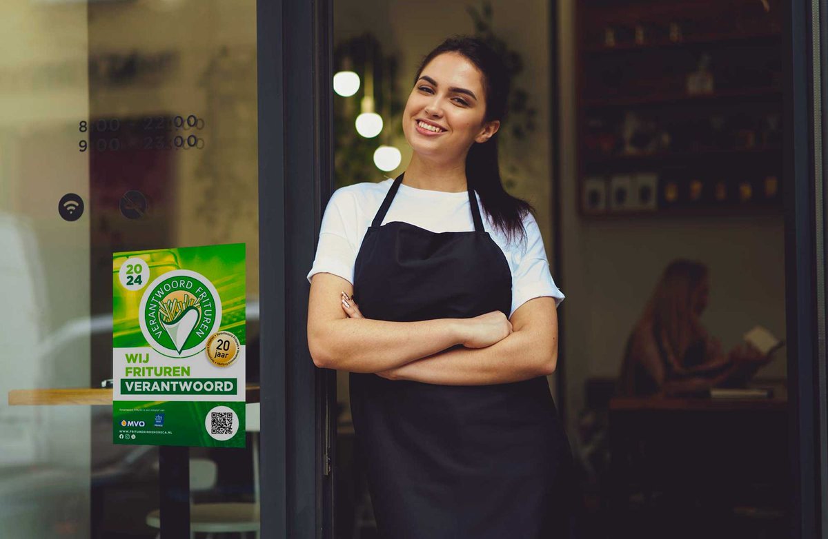 DEURSTICKER 2024 KOMT ERAAN!
Alle deelnemers van de campagne ontvangen rond de jaarwisseling een nieuwe deursticker. Het campagneteam is druk bezig met de voorbereidingen. Nu alvast een sneakpeek van de nieuw vormgegeven deursticker 2024. 😊😀