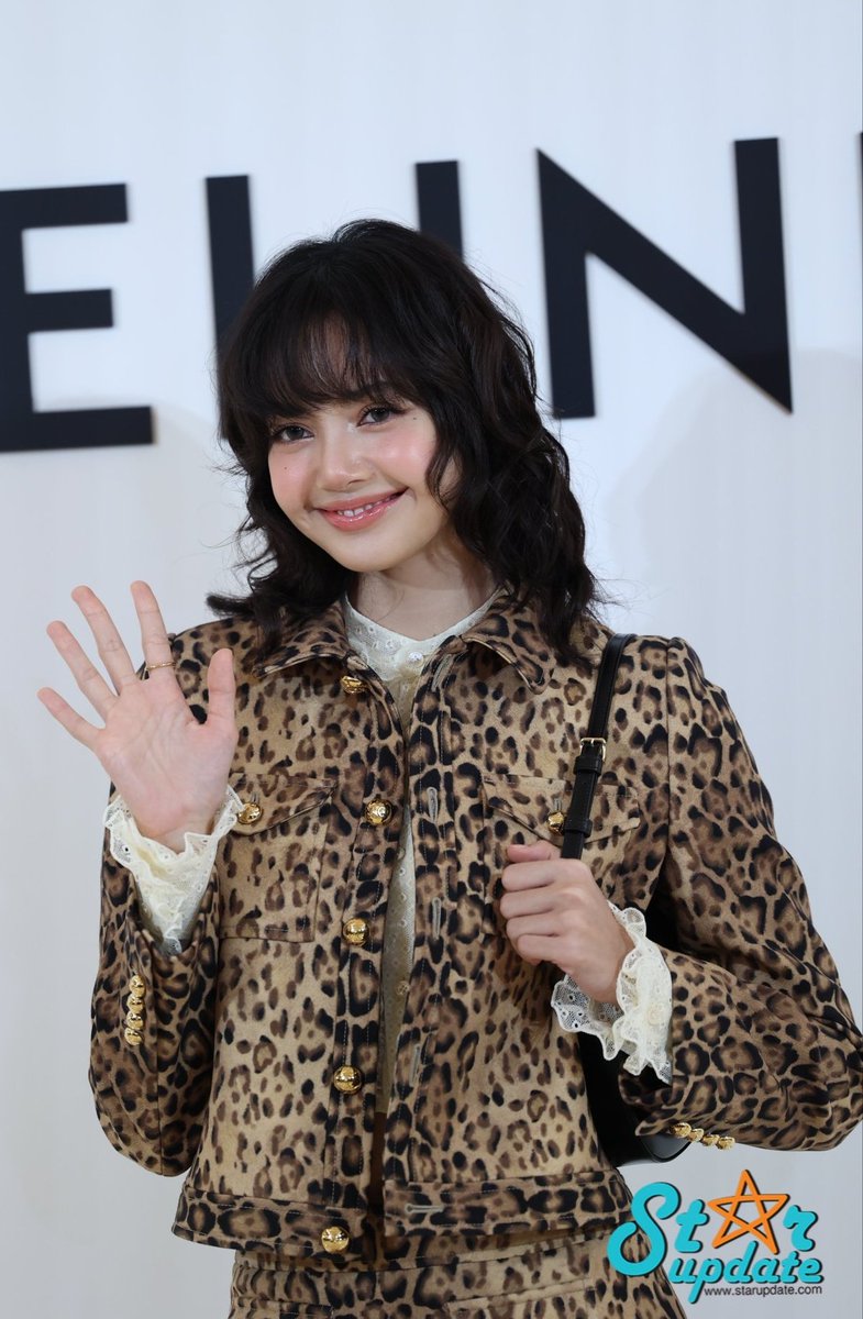 แม่เสือสาว 🐅           แมวน้อยเบงกอล 🐈

CELINE GBA LALISA  
#LISAatCelineBKK 
#LISAXCELINE