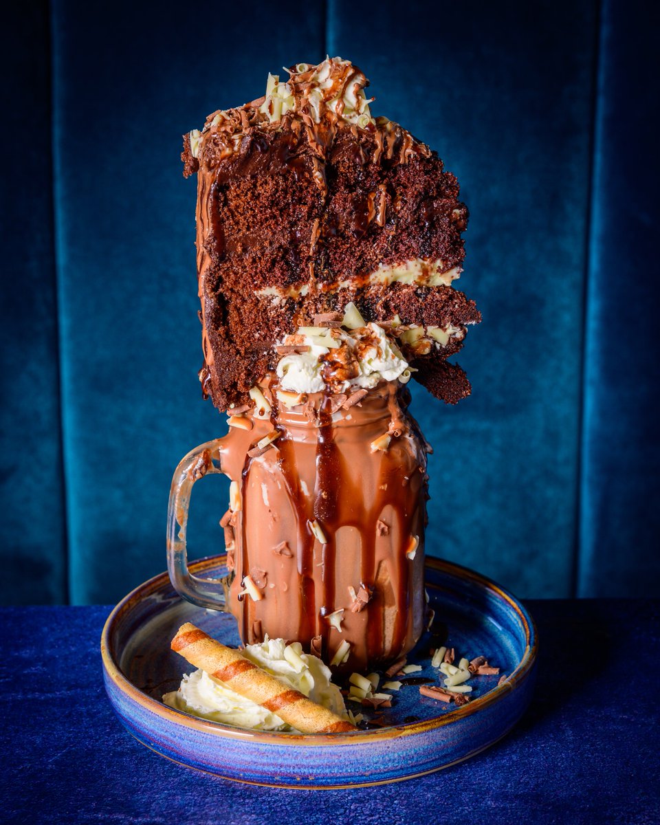 🍰🥤 Indulge in the sweetness of the season with Urban Chocolatier's 'Piece of Cake Freakshake.' Because, as they say, a cake a day keeps the doctor away! 🍫🎄 #CakeLover #FreakshakeDelight #SweetDecember #UrbanChocolatierMagic #LondonIndulgence #CakeEveryday #DecemberTreats