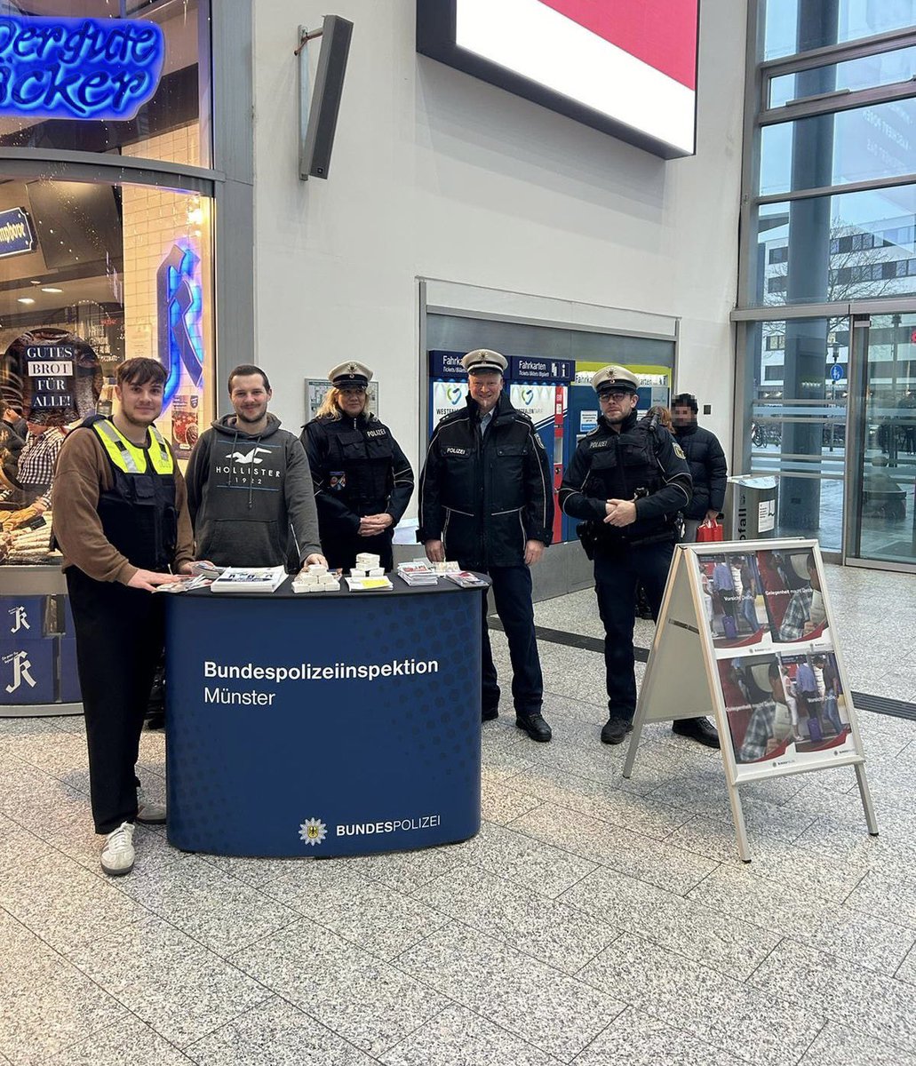 +++ Zusammen mit der Bundespolizei stehen wir heute noch bis 14:00 Uhr 🕑 in der Bahnhofshalle und informieren über Kriminalprävention +++ 👮‍♂️👮‍♂️
Kommt gerne vorbei! Wir freuen uns auf euch.
——
#polizei #polizeimünster #weihnachtsmarkt #kriminalprävention #bupol