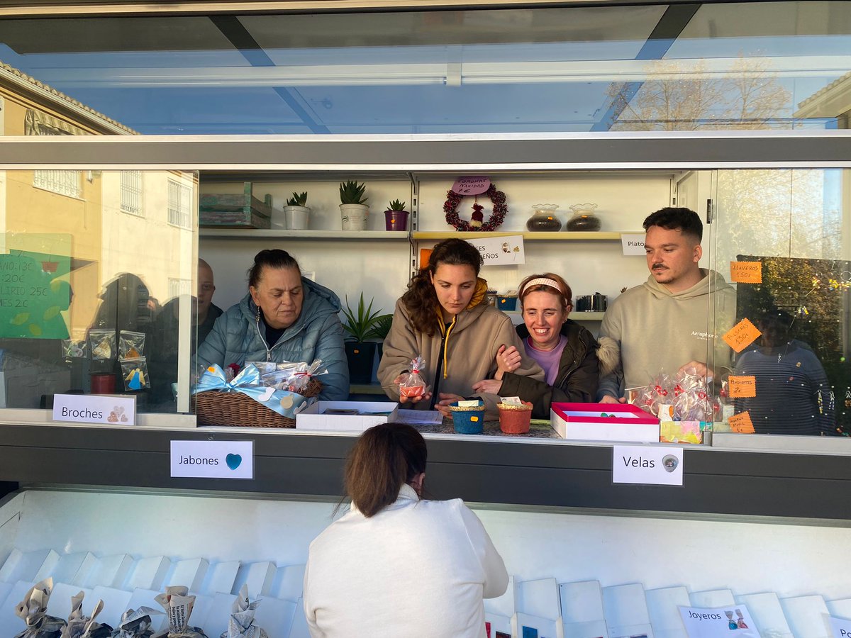 HospitalariasGr's tweet photo. 🎄Gracias a todos por hacer del #MercadilloNavideño de Centro Ocupacional #JosefaRecio un encuentro de inclusión e ilusión🛍️Gracias a los compañeros que participaron en esta iniciativa solidaria y se acercaron a realizar sus compras. https://t.co/ccBX7YJ3UR https://t.co/KiO1HpD3rr