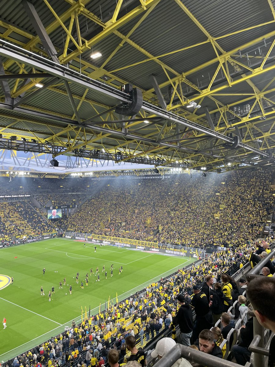 Na to zdjęcie mogę patrzeć i patrzeć, ciągle podziwiać jak wielkie jest Sudtribune. To moja pamiątka z jedynego (narazie) wyjazdu do #Dortmund. Miasto bardzo mi się spodobało i napewno tam wrócę, a nawet planuje tam kiedyś zamieszkać… 

Wszystkiego najlepszego #BVB! 🥳🎁