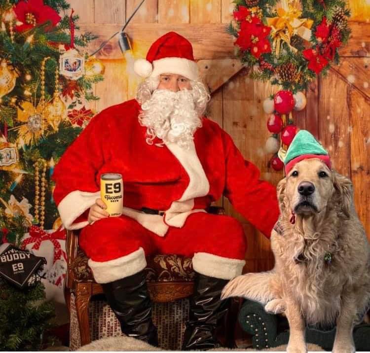 Mom couldn’t take me to see Santa Paws so day care photo shopped me in. I did have to wear the hat tho. I don’t really like hats. 🎅 #xdogs #dogsoftwitter