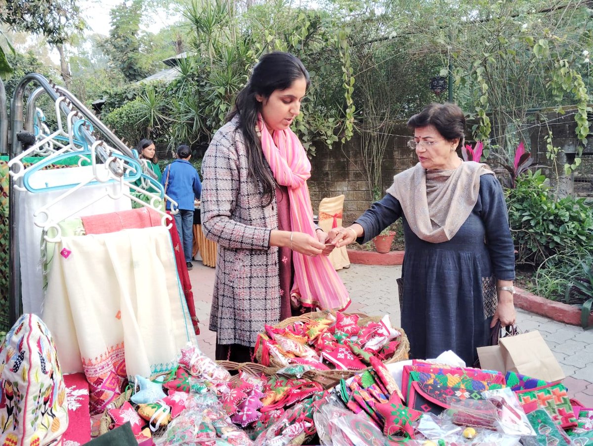 MBCT_Trust's tweet image. Phulkari Makers (PMBP) participated in ECO COMMUNE FAIR “UNIFAWE INITIATIVE” held at Tej Farms. PMBP’s stall presenting a wide selection of festive season especially Xmas Decorations and gifting products, painstakingly crafted by the Rural Women Artisans from Bassi Pathana #PMBP