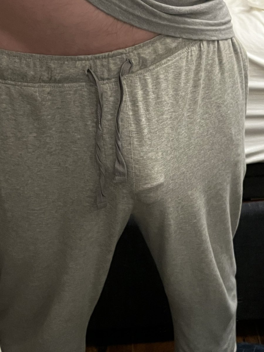 laocfun's tweet photo. New #sweatpants , what do you think? #freeballing #greysweatpants #sweatpantsweather https://t.co/9PI5oYbwbA