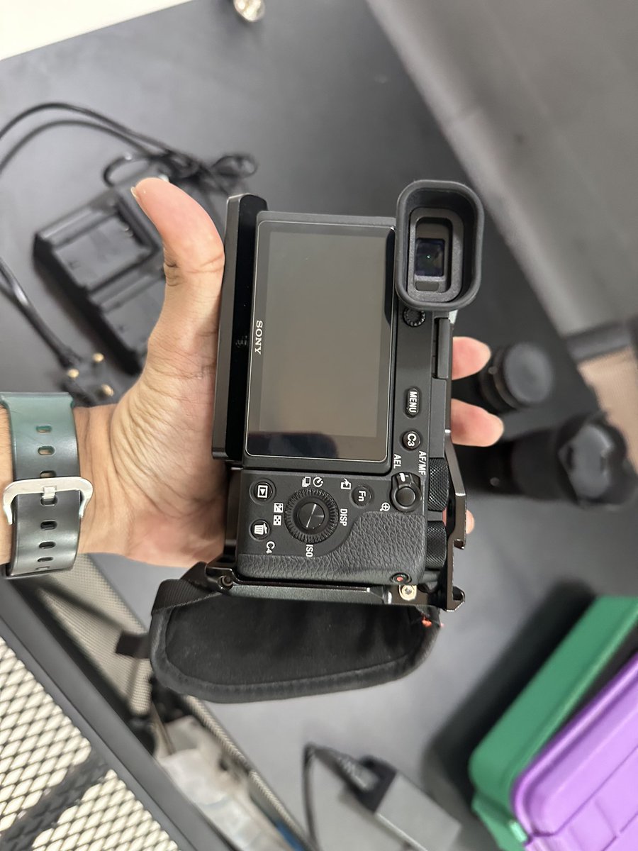 Hakimithr's tweet photo. Hey gais.

Jualan terpaksa untuk kelangsungan perniagaan dan medication! 

Sony A6600 body with small rig cage rm4500
With battery 2 pack
Dual external charger
Sd card 256gb
SC 32k https://t.co/ztSwrFOveo