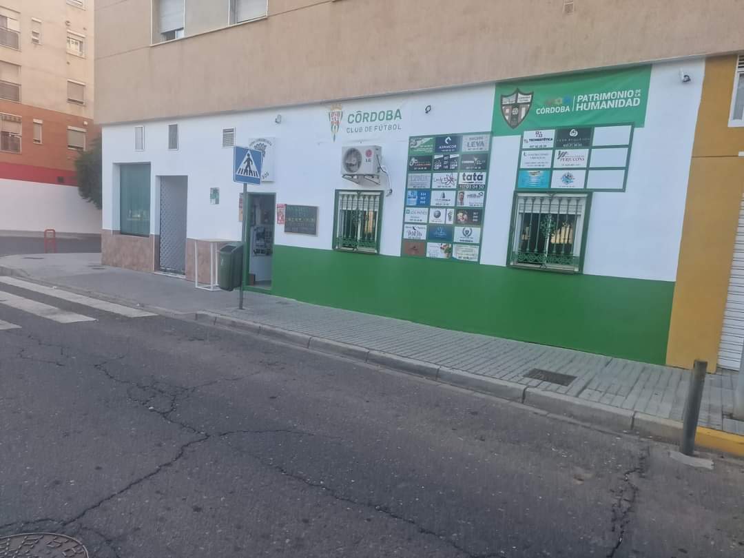 ( TODAS AFICIONADOS DE CORDOBESISMO Y VECINOS Y AMIGOS Y COLEGAS Y ECT PUERTAS ABIERTAS PARA TODOS EL MUNDO)

Nos hemos reunido el director de eventos((yo) el coordinador (Andrés).y el jefe cocina(Miguel). Y queremos invitar a toda la peña que se suculento perol de marisco .