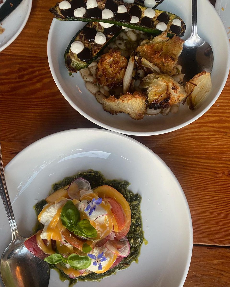 MustardsColonel's tweet image. Okay how gorgeous are these photos! Pictured is the tomato salad and zuchinni, and the drink is the pour ta sante from @brimmerandheeltap 😍😍😍😍 loving these end of summer colors so much💚💚 . . . #seattl(1)