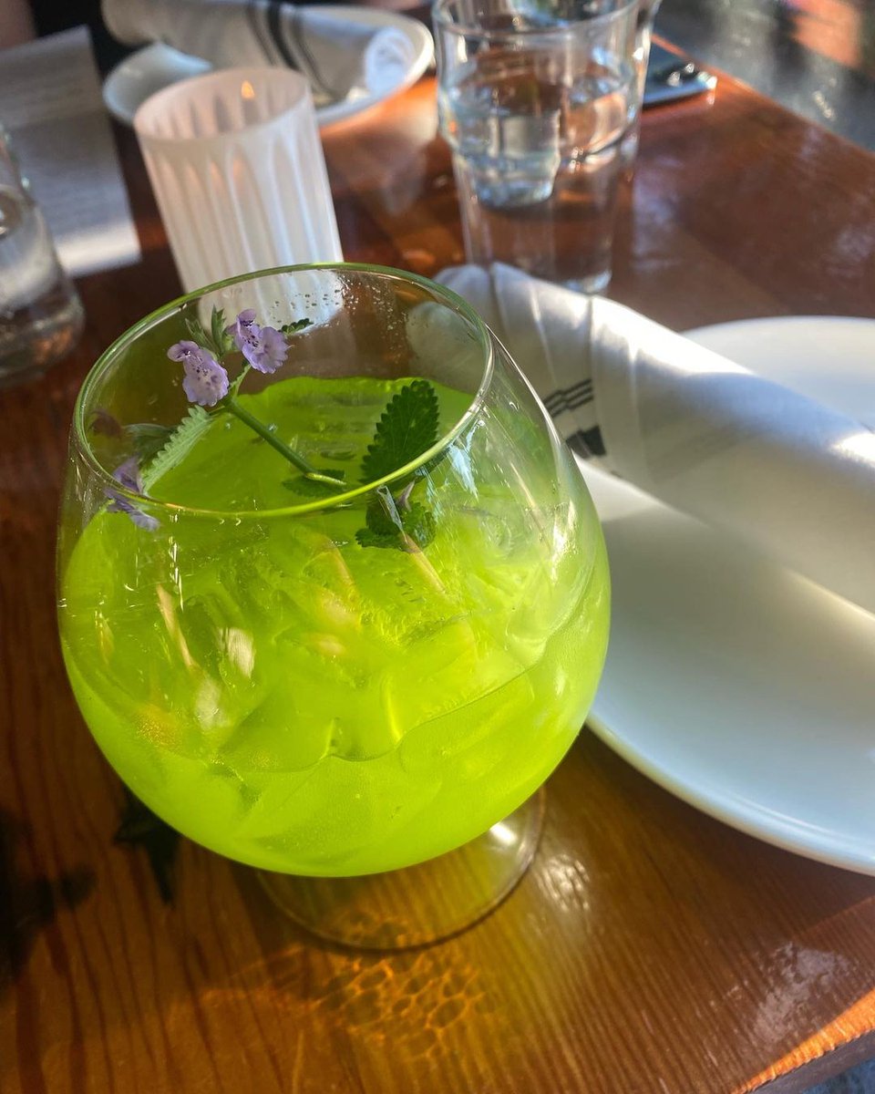 MustardsColonel's tweet image. Okay how gorgeous are these photos! Pictured is the tomato salad and zuchinni, and the drink is the pour ta sante from @brimmerandheeltap 😍😍😍😍 loving these end of summer colors so much💚💚 . . . #seattl(1)